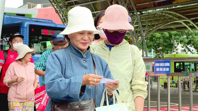 Xe buýt TP. Hồ Chí Minh: Miễn phí vé, thêm quà khuyến khích - Ảnh 1.
