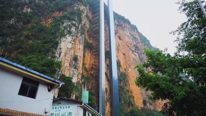 Trung Quốc: Trẻ em vùng cao đi học bằng xe buýt học đường trên không - Ảnh 2.
