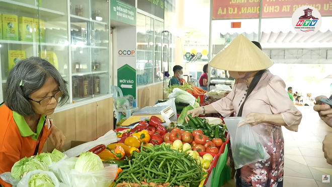 Chợ Xanh Tử Tế: Vì sao 10 năm vẫn đông khách ở Sài Gòn? - Ảnh 1.
