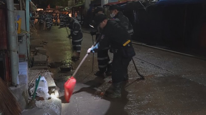 Hàng trăm chiến sĩ sau đêm khắc phục sau lũ - Ảnh 1.