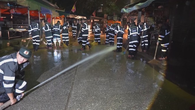 Hàng trăm chiến sĩ sau đêm khắc phục sau lũ - Ảnh 3.