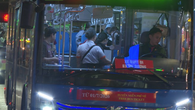 TP. Hồ Chí Minh phát triển xe buýt sau 22 giờ từ nhu cầu thực tế - Ảnh 2.