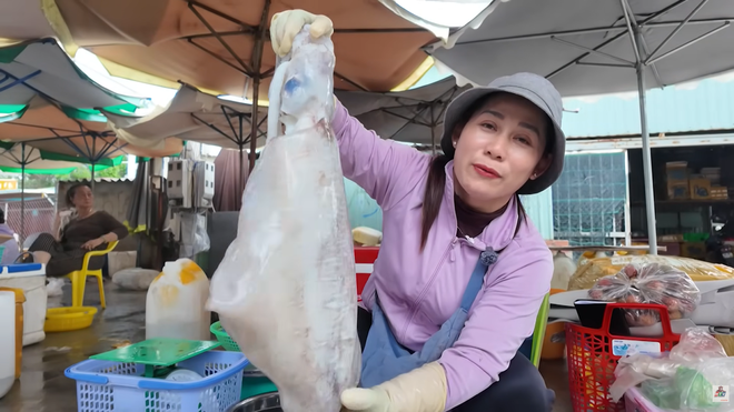 Chợ cá Long Hải: Tươi rói và giá bình dân - Ảnh 1.