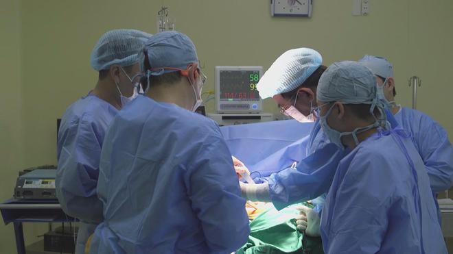 Thời sự trưa HTV ngày 3/8/2026 | Giải pháp phục hồi khả năng đi lại cho bệnh nhân hoại tử xương đùi - Ảnh 1.