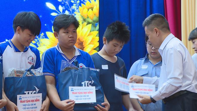 Trao hơn 160 suất học bổng tiếp sức đến trẻ mồ côi, khuyết tật- Ảnh 3.