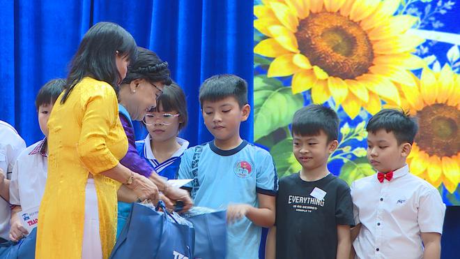 Trao hơn 160 suất học bổng tiếp sức đến trẻ mồ côi, khuyết tật- Ảnh 2.