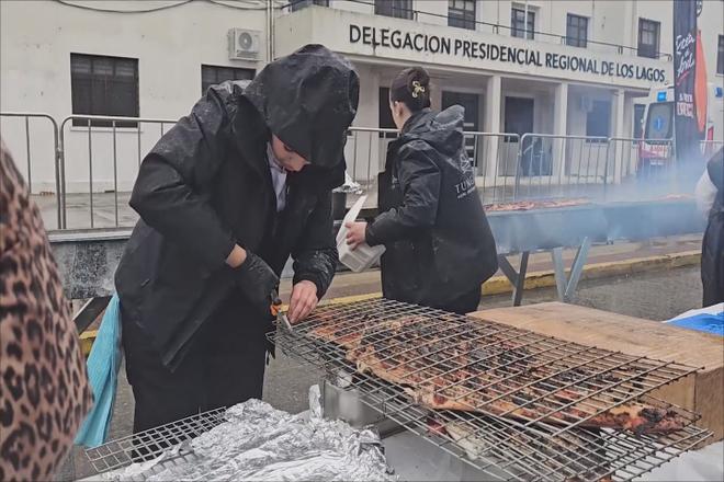 Chile: Mãn nhãn với vỉ nướng khổng lồ dài 100 mét tại Tuần lễ Cá hồi 2026 - Ảnh 3.