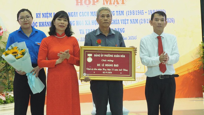 Thời sự trưa HTV ngày 30/8/2026 | Phường Xuân Hòa tổ chức lễ kỷ niệm Quốc khánh 2/9 và trao Huy hiệu Đảng đợt 2/9/2026- Ảnh 2.