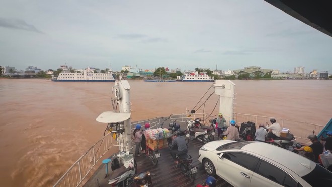 60 Giây Sáng ngày 30/8/2026 | Người dân miền Tây ùn ùn về quê. ngã tư Đồng Tâm ùn ứ kéo dài - Ảnh 3.