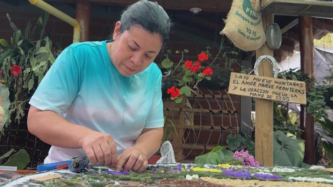 Colombia: Nghệ nhân hoàn thiện những giỏ hoa, chuẩn bị cho Lễ hội Hoa Medellin - Ảnh 1.