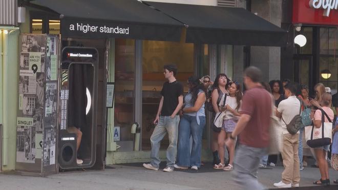 Hẹn hò nhờ... quầy chụp hình lấy liền ở New York, Mỹ - Ảnh 2.