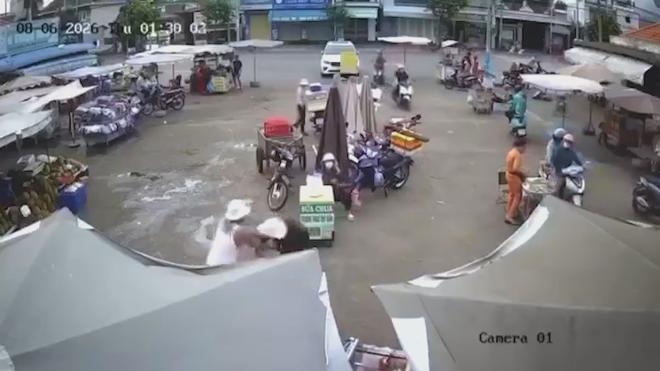 TP. Hồ Chí Minh: Điều tra vụ người phụ nữ bị hành hung tại chợ Hòa Long - Ảnh 1.