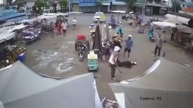 TP. Hồ Chí Minh: Điều tra vụ người phụ nữ bị hành hung tại chợ Hòa Long - Ảnh 2.