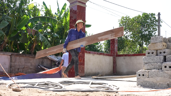 Mái ấm gia đình Việt: Em chăm cha sống thực vật, anh phụ hồ nuôi gia đình - Ảnh 9.