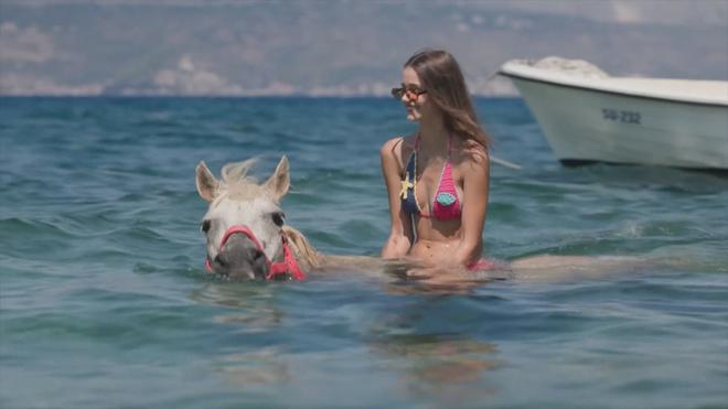 Croatia: Trải nghiệm cưỡi ngựa ngâm mình dưới biển - Ảnh 3.