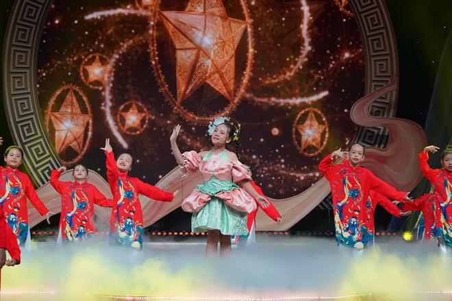 Helen Vũ hát ca khúc chủ đề “Đèn sao đất Việt” trong “Vườn Âm Nhạc – Ánh sao lấp lánh đêm rằm”- Ảnh 3.