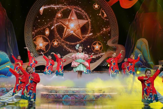 Helen Vũ hát ca khúc chủ đề “Đèn sao đất Việt” trong “Vườn Âm Nhạc – Ánh sao lấp lánh đêm rằm”- Ảnh 5.