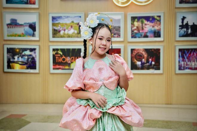 Helen Vũ hát ca khúc chủ đề “Đèn sao đất Việt” trong “Vườn Âm Nhạc – Ánh sao lấp lánh đêm rằm”- Ảnh 7.