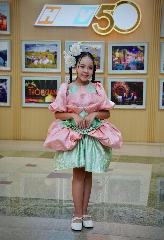 Helen Vũ hát ca khúc chủ đề “Đèn sao đất Việt” trong “Vườn Âm Nhạc – Ánh sao lấp lánh đêm rằm”- Ảnh 6.