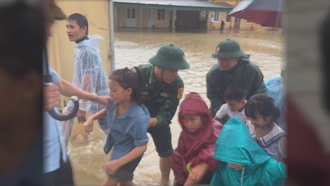60 Giây Sáng ngày 16/9/2026 | Mưa lớn ngập trường, bộ đội dùng thuyền thúng “giải cứu” học sinh - Ảnh 2.