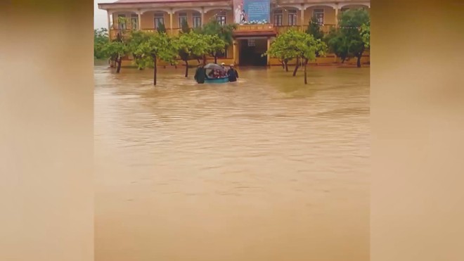 60 Giây Sáng ngày 16/9/2026 | Mưa lớn ngập trường, bộ đội dùng thuyền thúng “giải cứu” học sinh - Ảnh 1.