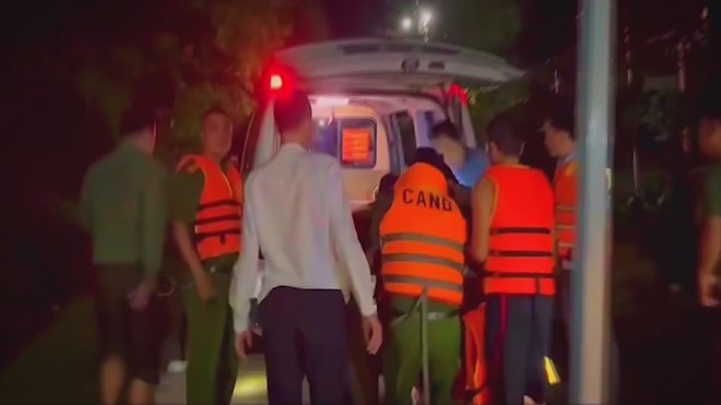 60 Giây Trưa ngày 16/9/2026 | Vượt nước chảy xiết, đưa người phụ nữ nghi đau ruột thừa đi cấp cứu - Ảnh 2.