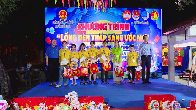 Trung thu ấm áp tại một lớp học tình thương | Vươn Khơi - Ngày 23/9/2026 - Ảnh 2.