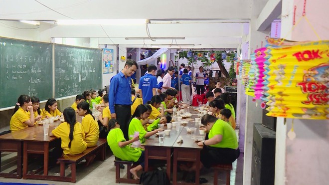 Trung thu ấm áp tại một lớp học tình thương | Vươn Khơi - Ngày 23/9/2026 - Ảnh 3.