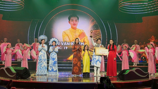 Vỡ òa cảm xúc của Top 3 "Chuông vàng Vọng cổ 2026" sau đêm chung kết - Ảnh 4.