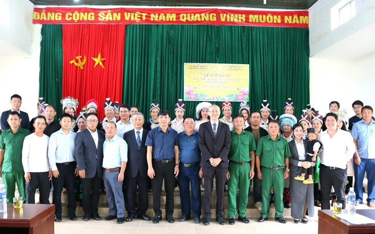 JICA tặng trang thiết bị trồng tỏi cho người Mông ở Nghệ An