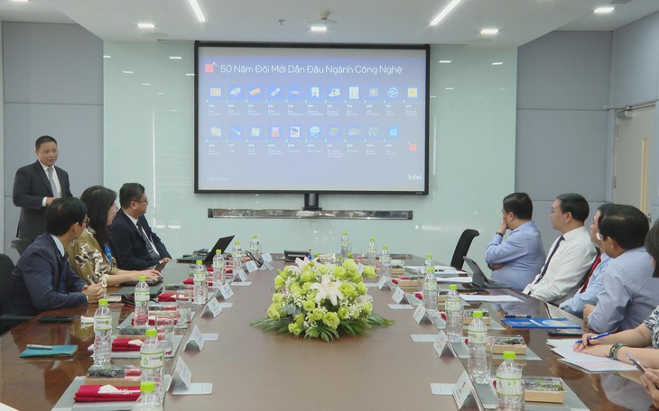 Chủ tịch UBND TP. Hồ Chí Minh thăm nhà máy Intel Products Việt Nam