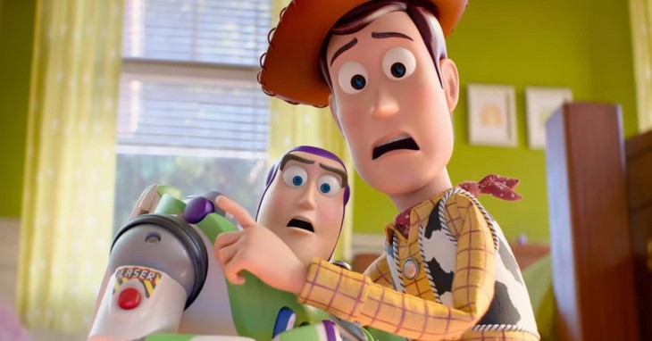 Woody và Buzz khiếp sợ trước máy tính bảng trong trailer Toy Story 5