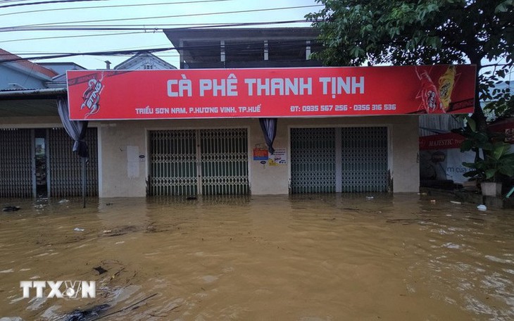 Chưa đầy 1 tháng, người dân Huế chạy lụt lần thứ 4