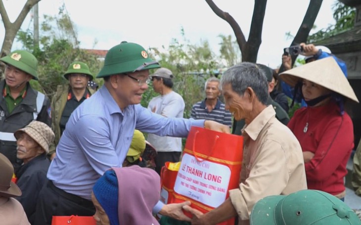 Phó Thủ tướng Lê Thành Long thăm và tặng quà người dân vùng lũ Gia Lai