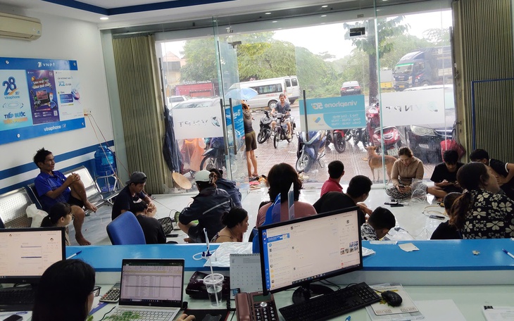 Chung tay cùng miền Trung – Tây Nguyên vượt lũ, VinaPhone cấp tốc hỗ trợ liên lạc