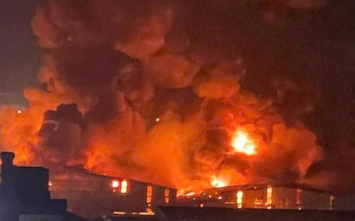 Cháy lớn tại công ty sản xuất bỉm ở Bắc Ninh, khói bốc cao hàng chục mét