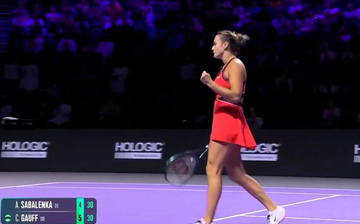 Sabalenka đánh bại đương kim vô địch Coco Gauff, đi tiếp vào bán kết WTA Finals 