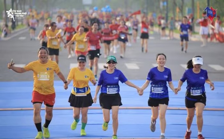 "Tự hào thành phố tôi yêu" qua bước chân những người làm báo