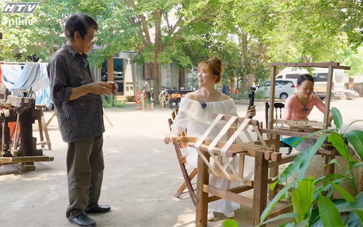 Hari Won thích thú với nghề dệt lụa Mã Châu