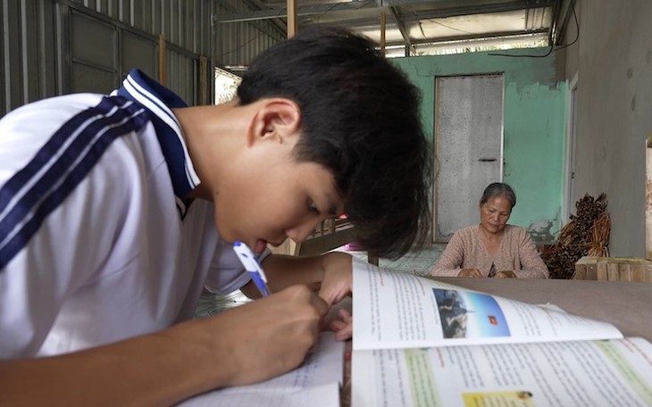 Cậu bé mắc bệnh mãn tính, thương mẹ ngày một kiệt sức vì nuôi mình