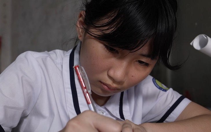 Chuyện cô bé mồ côi sống một mình trong căn nhà cũ