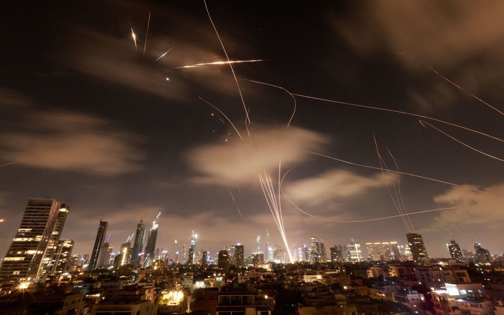 Iran tuyên bố tấn công Israel bằng tên lửa siêu vượt âm