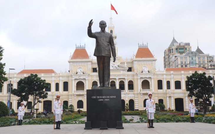 TP.HCM dâng hoa tưởng niệm Chủ tịch Hồ Chí Minh và khai mạc triển lãm kỷ niệm 100 năm Báo chí Cách mạng Việt Nam
