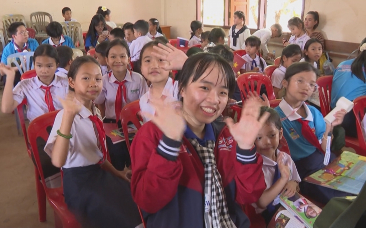 TP.HCM thăm và động viên chiến sĩ, thiếu nhi tình nguyện hè tại Lào