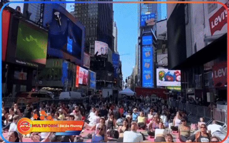 Tập yoga giữa Quảng trường Thời đại Mỹ