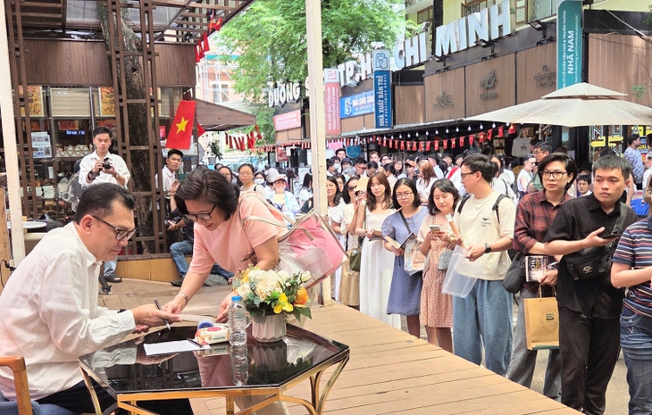 Nghệ sĩ ưu tú Hữu Châu “họp gia đình” tại đường Sách