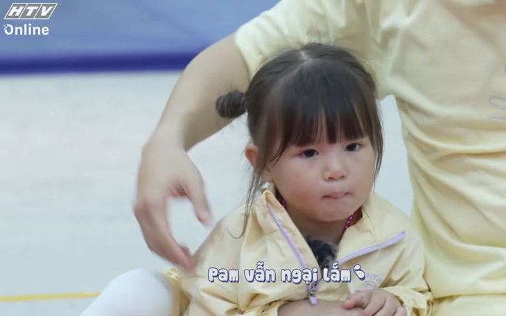Pam cùng ba Long vượt qua “khủng hoảng tuổi lên 3”