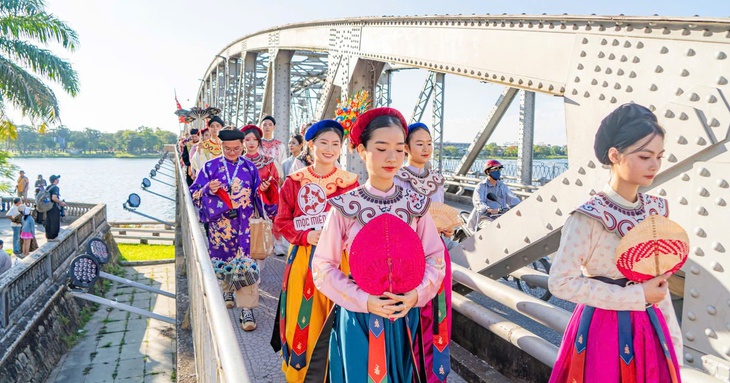 Cổ phục Việt trỗi dậy