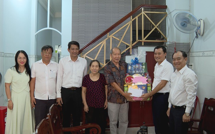 Lãnh đạo TP.HCM thăm và tặng quà gia đình chính sách