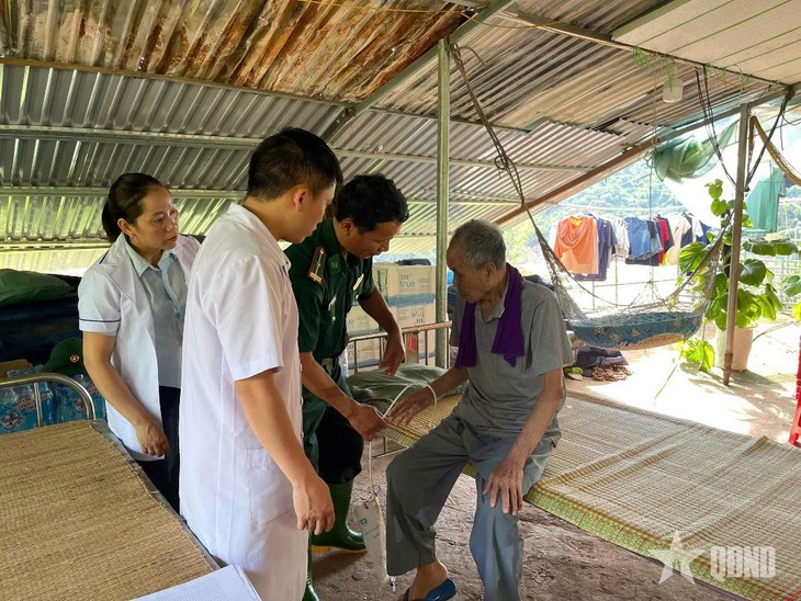 Thành lập Trạm y tế dã chiến ở vùng lũ Nghệ An